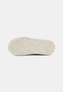 Lacoste GAME ADVANCE UNISEX - Trainers - Off White/yellow -Lacoste Sales Store 336ba537e63a47e298d655b025a9caa1