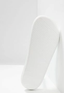 Lacoste CROCO SLIDE - Pool Slides - White -Lacoste Sales Store 3cf0819d32e74ec8bd402ecc3e2f4d05