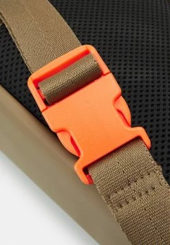 Lacoste OUTDOOR CROC REPORTER UNISEX - Across Body Bag - Leafy Celosie -Lacoste Sales Store 4c36c60554b74a9f949ff3730e758218