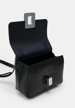 Lacoste Across Body Bag - Noir -Lacoste Sales Store 5e3ed2e1fa51488fa1d0ca77f34723d0