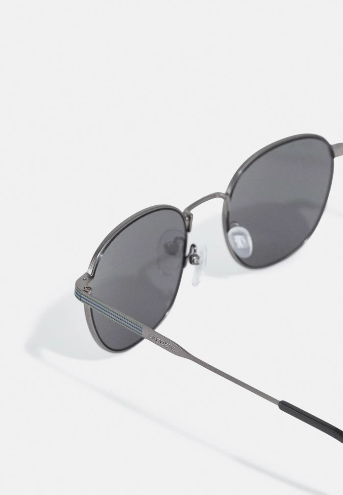 Lacoste UNISEX - Sunglasses - Semimatte Dark Gunmetal 5 Lacoste UNISEX - Sunglasses - Semimatte Dark Gunmetal - Image 3