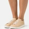 Lacoste COURT - Trainers - Beige -Lacoste Sales Store 8067d7179ed44c7bb54d13f953ecf679