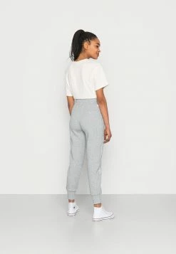 Lacoste EXCLUSIVE - Tracksuit Bottoms - Silver Chine -Lacoste Sales Store 861b6217c89843fd8c02efa26dbb7771