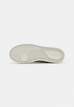 Lacoste COURT - Trainers - Khaki/offwhite -Lacoste Sales Store 8867f002e7a5493e82fa57877362435e