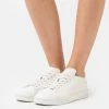 Lacoste COURT - Trainers - Off White
