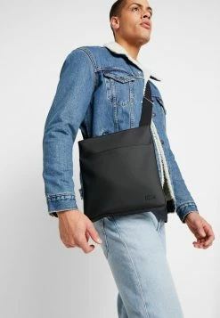 Lacoste FLAT CROSSOVER BAG - Across Body Bag - Black -Lacoste Sales Store 8ceb01e8c5b242e3a4c21acb9f894427