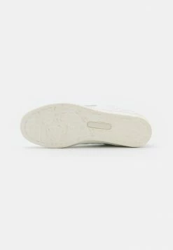 Lacoste MASTERS CLASSIC - Trainers - White/burgundy -Lacoste Sales Store 8d8029eed3dc49c0aee4ffe7bb0e3545
