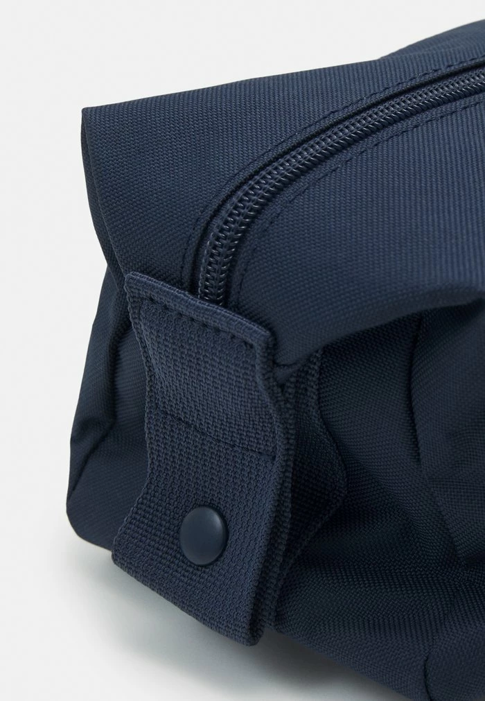 Lacoste NEOCROC - Wash Bag - Marine 7 Lacoste NEOCROC - Wash Bag - Marine - Image 5