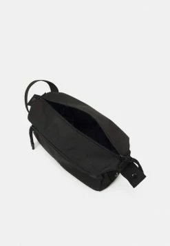 Lacoste NEOCROC - Wash Bag - Noir -Lacoste Sales Store 9b4a939d9fd6435f921eb296bf73ccc2