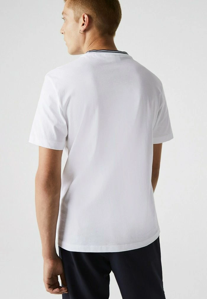 Lacoste Print T-shirt - Blanc / Bleu Marine 4 Lacoste Print T-shirt - Blanc / Bleu Marine - Image 2