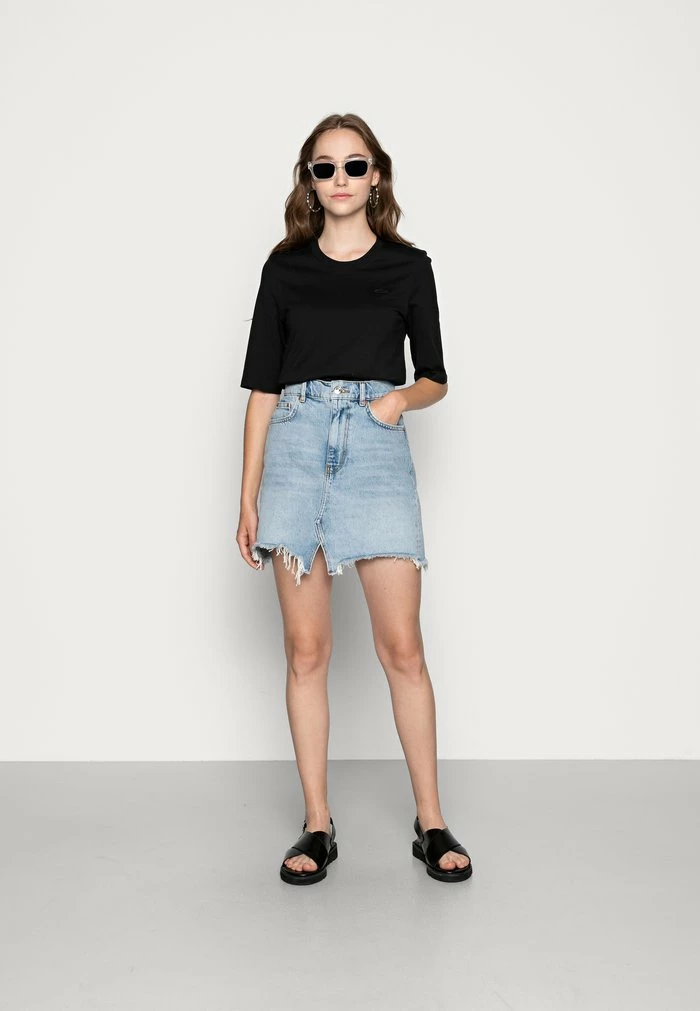 Lacoste Basic T-shirt - Black 4 Lacoste Basic T-shirt - Black - Image 2