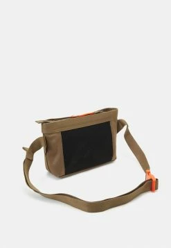 Lacoste OUTDOOR CROC REPORTER UNISEX - Across Body Bag - Leafy Celosie -Lacoste Sales Store dd296f64549541b3883a15593c9459c0