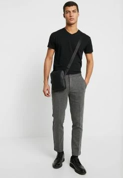 Lacoste FLAT CROSSOVER BAG - Across Body Bag - Black -Lacoste Sales Store dda47717a9b8442d83f0cb693c4ca346